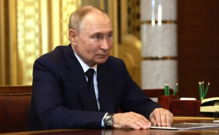 Putin a sosit in Mongolia, fiind prima deplasare intr-un stat membru al CPI. Acesta va discuta despre construirea unui <span style='background:#EDF514'>GAZODUCT</span> care sa conecteze Rusia si China