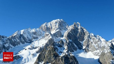 Un <span style='background:#EDF514'>ALPINIST</span> roman a murit pe un traseu, in masivul Mont Blanc. A cazut 200 de metri intr-o rapa