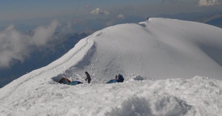 Un <span style='background:#EDF514'>ALPINIST</span> roman a murit dupa ce a cazut pe traseul din Mont Blanc. A facut o eroare tehnica si s-a prabusit in gol 200 de metri