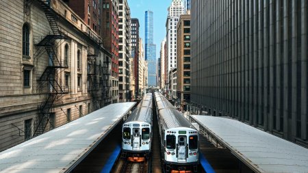 Patru oameni au fost ucisi intr-un atac cu arma de foc intr-un tren din Chicago. Politia a arestat un suspect