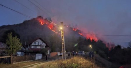 Flacari devastatoare in Valcea. Incendiu de padure la mica distanta de casele oamenilor. Ard 10 hectare de vegetatie