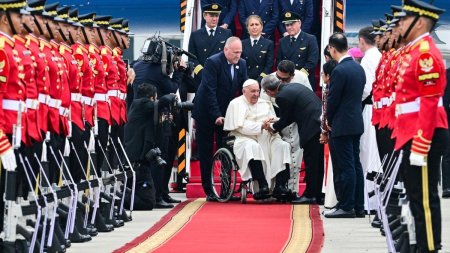 Papa Francisc a ajuns in Indonezia. Suveranul Pontif a fost intampinat de zeci de credinciosi si imbratisat calduros de copii