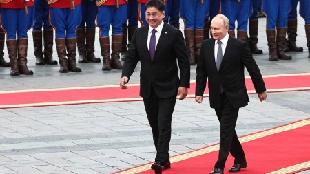 Primele imagini cu Putin in Mongolia. In loc sa fie arestat, a fost primit cu flori si covor rosu