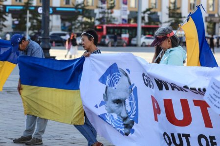 Vladimir Putin, intampinat in Mongolia si de protestatari: 