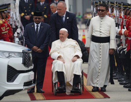 Papa Francisc a ajuns in Indonezia, prima tara pe care o viziteaza in cel mai lung turneu al pontificatului sau