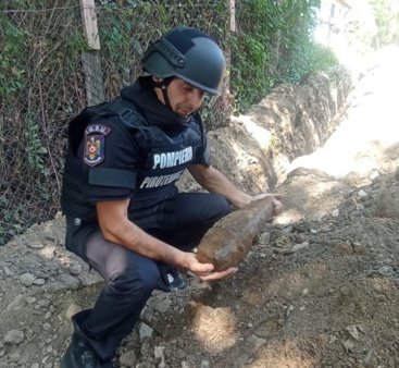 Bomba de langa teava de gaze. Explozibilul, gasit langa un drum comunal