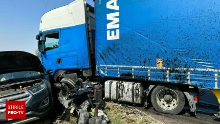 Accident infiorator pe <span style='background:#EDF514'>DRUMUL MORTI</span>i. Un barbat a murit dupa ce un TIR i-a rupt in doua masina. FOTO