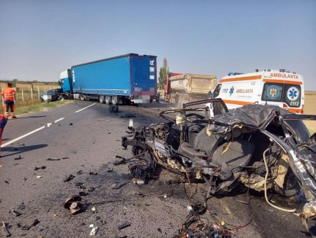 Un nou accident mortal pe E85, cunoscut ca „<span style='background:#EDF514'>DRUMUL MORTI</span>i”. Doua masini si un TIR s-au ciocnit | FOTO