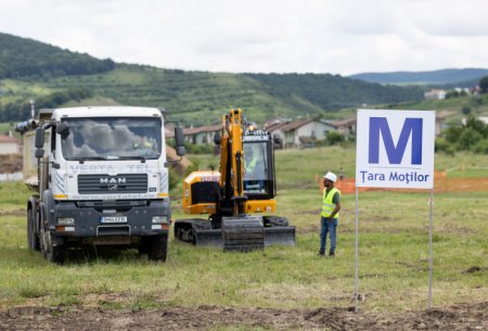 Emil Boc, primarul de decenii al Clujului, a administrat defectuos proiectul pentru metrou si a pierdut banii din PNRR. Este metroul o palarie prea mare pentru o primarie? Metroul este cel mai mare proiect de infrastructura din istoria Clujului, unul de 2,2 miliarde de euro pentru proiectare si executie, care acopera 19 statii si 21 km