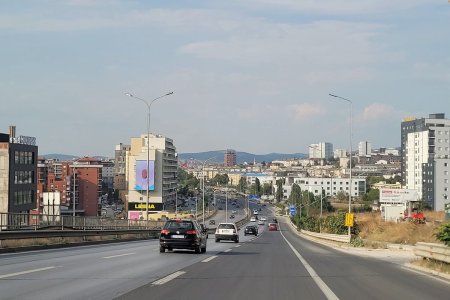 GSP a ajuns in Pristina inaintea nationalei » 10 imagini si curiozitati din capitala americana in care Lucescu da restart la aventura tricolora: patronul <span style='background:#EDF514'>BILL CLINTON</span>, copiii Tonibler si catedrala ortodoxa abandonata