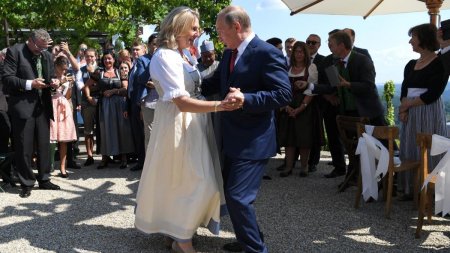 Ambasadoarea <span style='background:#EDF514'>TIGRILOR</span> siberieni. Putin i-a gasit un post in diplomatie fostei ministre de externe a Austriei