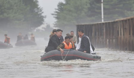 Kim Jong-Un a ordonat executia a 30 de inalti oficiali, in urma inundatiilor din Coreea de Nord, soldate cu 5.000 de morti, sustine presa de la Seul