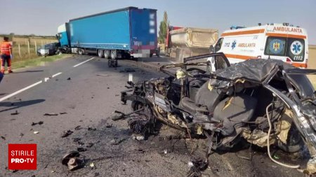 Accident infiorator pe <span style='background:#EDF514'>DRUMUL MORTI</span>i. Un sofer a murit dupa ce ar fi intrat intentionat intr-un TIR, cu o viteza de 150 km/h