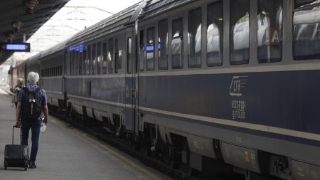 CFR Calatori, depsre gratuitate la tren: Elevii merg gratis pe baza <span style='background:#EDF514'>VIZEI</span> de anul trecut pana la 30 septembrie