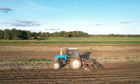 Ministrul Agriculturii: Peste 500 de fermieri primesc bani pentru <span style='background:#EDF514'>UTILAJE AGRICOLE</span> noi