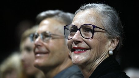 Alice Walton, mostenitoarea imperiului <span style='background:#EDF514'>WALMART</span>, devine cea mai bogata femeie din lume, cu o avere estimata la aproape 90 de miliarde de dolari