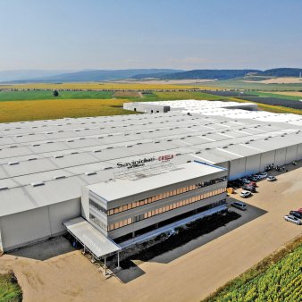 Producatorul de mobilier pentru baie Savini Due a investit peste 35 mil. euro intr-o noua fabrica la Sebes. Investitia poate genera cresterea businessului de doua ori si jumatate. In 2023, producatorul a avut afaceri de 30 mil. euro