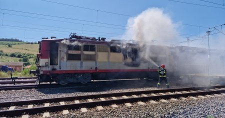 Locomotiva unui tren de calatori in care se afla circa 100 de persoane a luat foc. Intervin pompierii  ISU Prahova