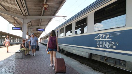 Cinci trenuri blocate, din cauza incendiului de locomotiva in Prahova