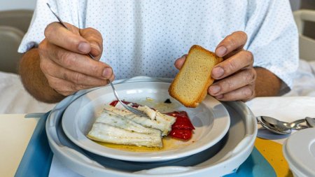 Un angajat al Spitalului Judetean de Urgenta Targu Jiu a fost prins in timp ce fura mancarea bolnavilor