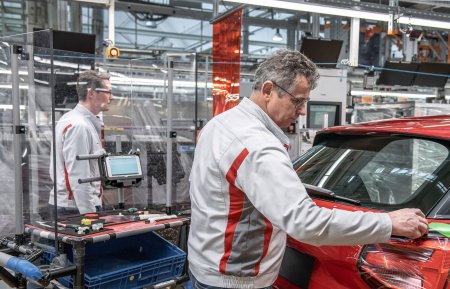 Criza fara precedent in Germania: Piata fortei de munca a tarii sufera de o moarte prin o mie de taieturi. In industrie nu se mai gasesc joburi bine platite, gigantii auto precum VW, BMW si Mercedes dau afara pe capete, iar Volkswagen vorbeste despre primele inchideri de fabrici in Germania din istoria de 87 de ani a companiei