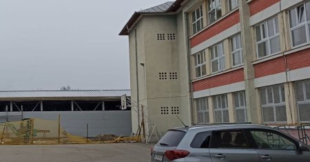 Cum fac praf birocratia si superficialitatea un proiect esential pentru sute de elevi. Cosmarul construirii unei <span style='background:#EDF514'>SALI DE SPORT</span> in Pitesti