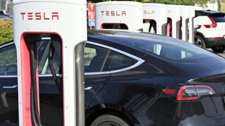 Tesla anunta ca va implementa sistemul de asistenta pentru sofer 