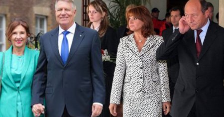 Maria Basescu a implinit azi 73 de ani. Designerii ii lauda prezenta discreta si tinutele elegante: A respectat varsta si protocolul. Unde greseste insa <span style='background:#EDF514'>CARMEN IOHANNIS</span>?