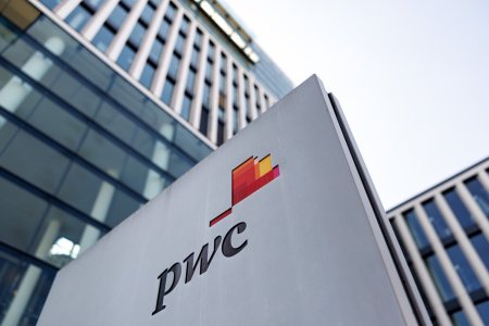 PricewaterhouseCoopers le cere angajatilor din UK sa vina la birou macar trei zile pe saptamana si le va monitoriza locatiile de lucru