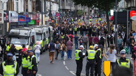 Un pictor a fost condamnat la 9 ani de inchisoare, dupa ce a participat la revoltele anti-migranti din Anglia. Ce a facut barbatul