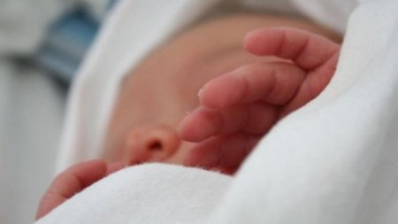 Caz socant la Suceava: Bebelus de doar 23 de zile batut cu cruzime de mama sa