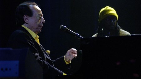 A murit legenda muzicii bossa nova, Sergio Mendes. Toata lumea il cunostea pentru <span style='background:#EDF514'>HITUL</span> Mas Que Nada