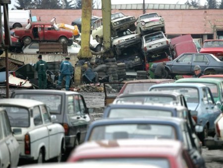 Dosar penal pentru poluare in Arad: Deseuri periculoase gasite la o firma de dezmembrari auto