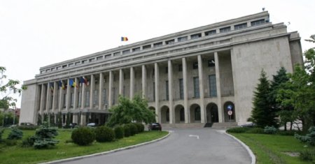 Greseala <span style='background:#EDF514'>GRAMATICA</span>la grava in comunicatul Guvernului care anunta iluminarea Palatului Victoria in rosu