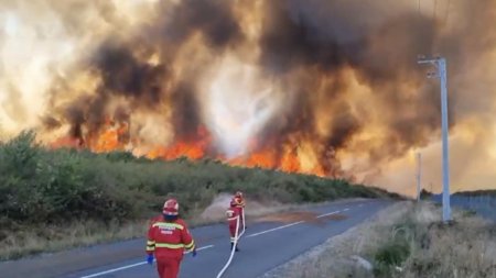 Incendiu urias in Maramures: Flacarile scapate de sub control au ajuns la case, soferii de pe DN1 C au primit mesaj Ro-Alert