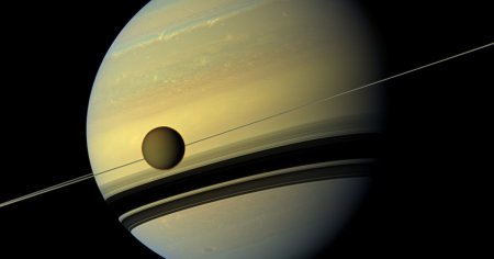 Spectacol rar pe cer. <span style='background:#EDF514'>SATURN</span> va aparea mai mare si mai stralucitor in aceasta noapte