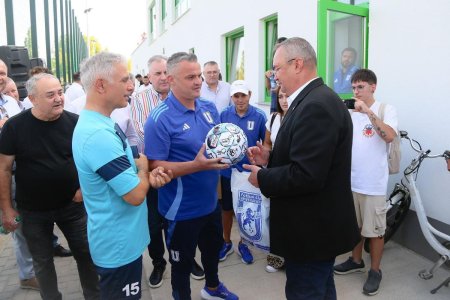 Scene comice la inaugurarea noii baze din Dolj » Cum a fost fotografiat Marius Croitoru, in timp ce penelistul Ciuca primea tricoul cu numarul 8, facut celebru in Oltenia de legendarul Ilie Balaci