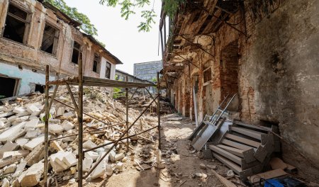 REPORTAJ. Libertatea a intrat pe santierul de la Hanul Solacolu din Bucuresti. Era o groapa de gunoi si o bomba ecologica. Am scos doua mii de tone de deseuri