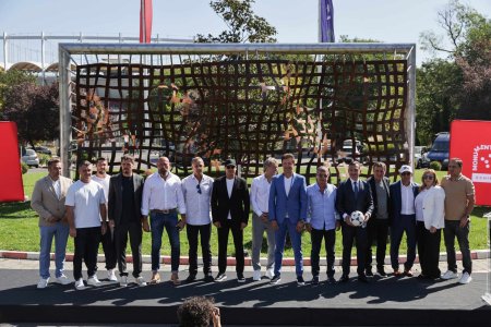 Generatia de Aur a Romaniei are, de astazi, un monument in fata Arenei Nationale: o poarta uriasa de fotbal