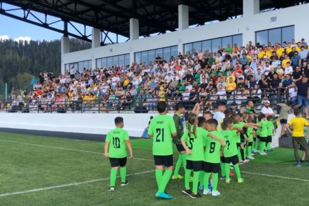 Noul stadion din regiunea Moldovei, inaugurat cu <span style='background:#EDF514'>FOLK</span> si cu nume mari din fotbal romanesc! Locatie pitoreasca, gazon sintetic