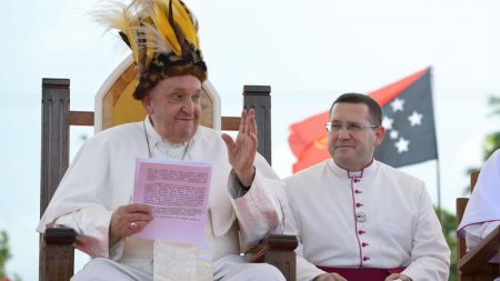 Imagini inedite cu Papa Francisc in Papua Noua Guinee. Suveranul Pontif a purtat o palarie indigena cu pene