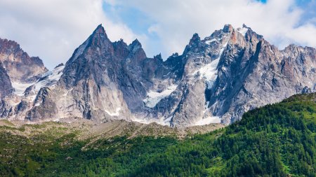 Patru alpinisti sunt blocati pe Mont Blanc din cauza conditiilor meteorologice nefavorabile