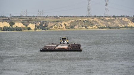 Trafic intrerupt temporar la trecerea cu bacul in PTF Bechet, din cauza scaderii nivelului Dunarii