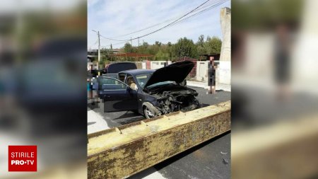 Tragedie evitata in ultimul moment. Un limitator de inaltime, la un pas sa cada peste un autoturism, in orasul <span style='background:#EDF514'>VIDELE</span> - FOTO