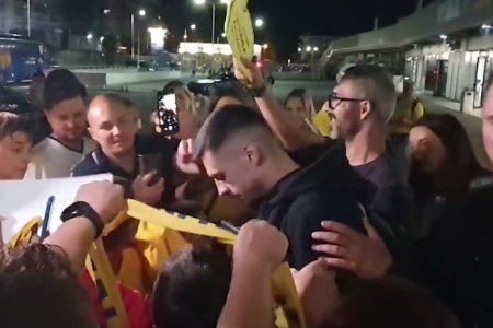 Andrei Burca a ramas sa dea autografe si a fost la un pas sa piarda avionul » Oficialii FRF trageau de fotbalist sa plece mai repede