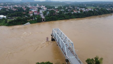 Momentul in care mai multe masini plojeaza intr-un rau din Vietnam, dupa ce podul pe care se aflau s-a prabusit. VIDEO