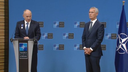 Mircea Geoana, decorat la NATO la plecarea din functie. Cale libera pentru candidatura la prezidentiale