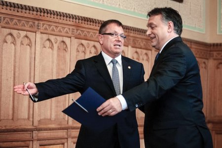 Guvernele Ungariei si Poloniei acuza bancile centrale ca nu duc suficient de jos dobanzile. Premierul maghiar Orban, increzator ca inflatia a fost biruita, vrea sa-l inlocuiasca pe guvernator cu un ministru de incredere. In plin razboi politic, seful bancii nationale poloneze se retrage de pe pozitii si repune ieftinirea creditului pe agenda