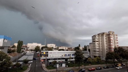 Cod portocaliu de furtuni cu <span style='background:#EDF514'>GRINDINA</span> pe litoral, oamenii au primit mesaj Ro-Alert: Statiunile vizate de alerta meteo imediata