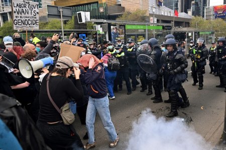 Proteste violente impotriva razboiului la Melbourne, la o expozitie de tehnica militara. Politia a folosit gaze lacrimogene si gloante de cauciuc